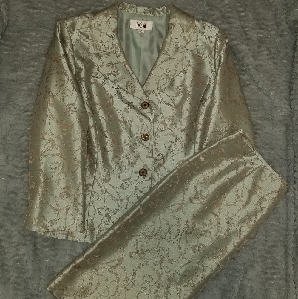 Le Suit Size 12 Mint Colour